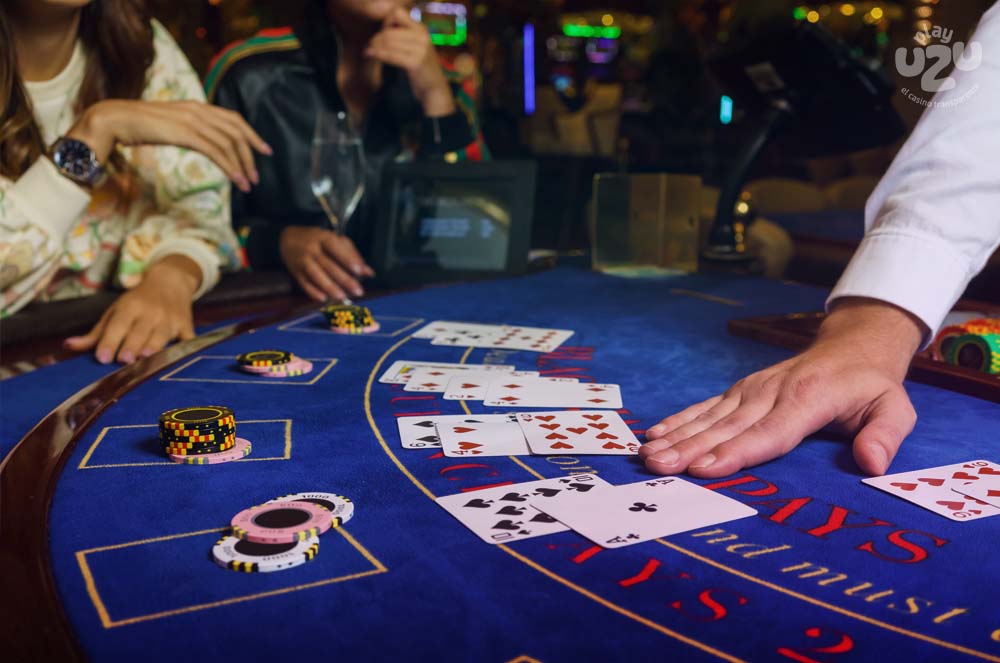 Jugadores sentados en una mesa de blackjack