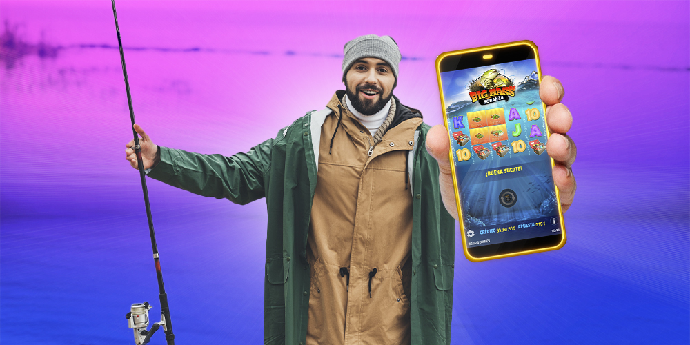 PESCADOR DEL SLOT, EL CUAL TENGA UN TELÉFONO EN LA MANO MOSTRANDOLO DE FRENTE CON UN MOCKUP DEL JUEGO