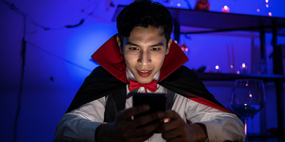 HOMBRE VESTIDO DE DRÁCULA, EL CUAL ESTÉ EN LAS SOMBRAS VIENDO AL UZUARIO QUE ESTÁ LEYENDO DEL BLOG, Y LO ÚNICO QUE SE VE SON SUS OJOS, ASÍ COMO SU TELÉFONO, EL CUAL ESTÁ EN EL HUB DE PLAYUZU