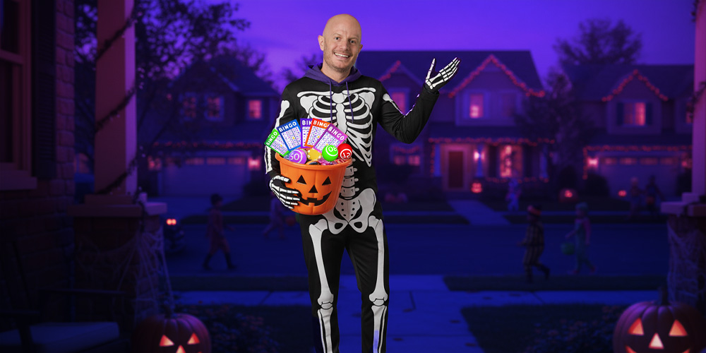 FACUNDO. VESTIDO DE CALACA O CON ALGÚN DISFRAZ DE HALLOWEEN EN LA QUE ESTÁ PIDIENDO COMO CALAVERITA O DULCES, SOLO QUE DENTRO DE LA BOLSA DE DULCES LO QUE HAY SON GRISO GRATIS, GOLDEN HIPS, ETC